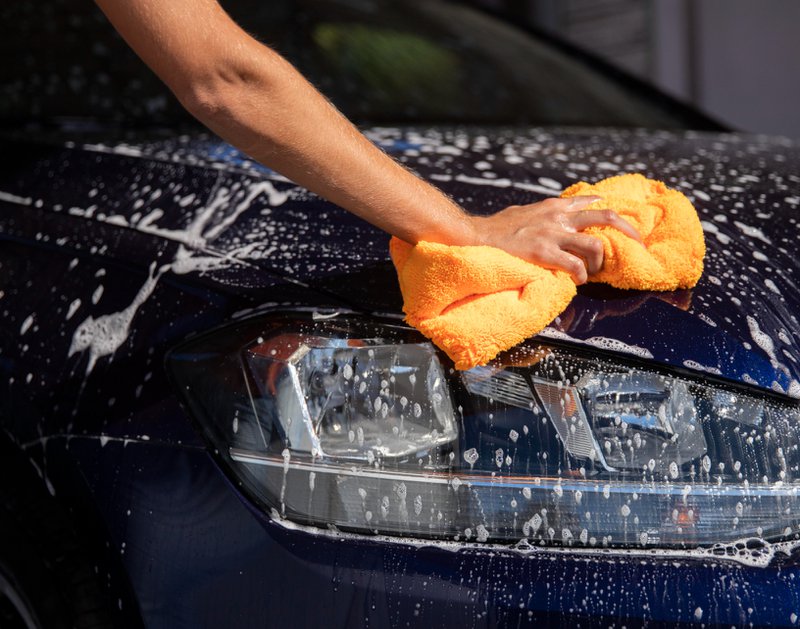 Hand%20washing%20a%20car%20with%20a%20microfibre%20towel