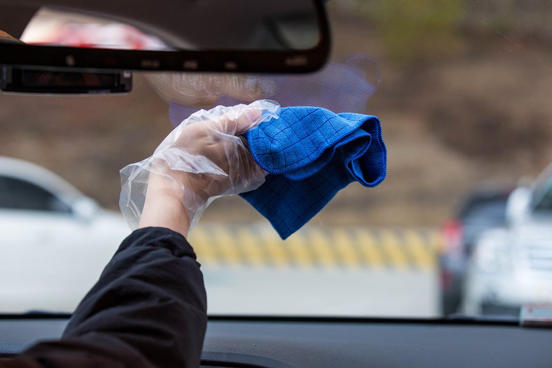 Someone%20wiping%20the%20inside%20of%20their%20windscreen%20with%20a%20microfibre%20towel