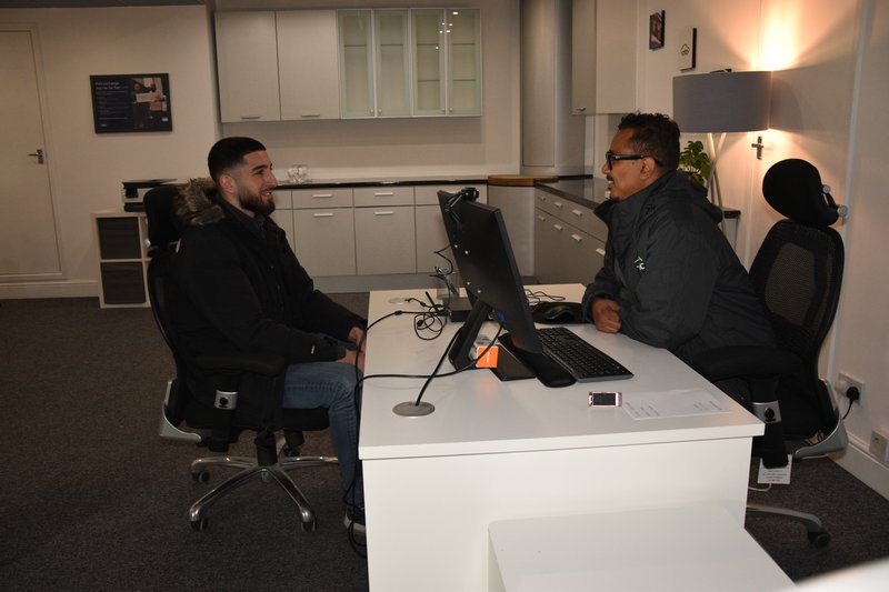 Otto%20Car%20employee%20sitting%20with%20a%20driver%20in%20our%20hub